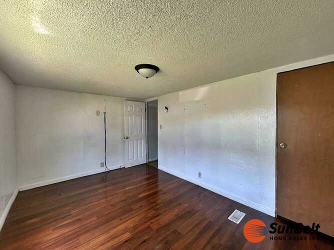 Listing Photo 12